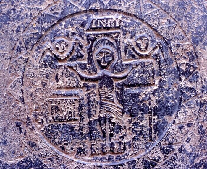 The altar in Teampall Caomh�n