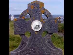 Lichened headstone at Teampall Caomh�n