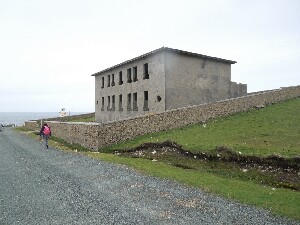 �rainn Mh�ir - derelict coastguard station near the lighthouse